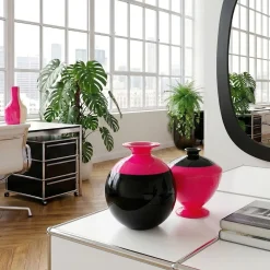 Vaso Orizzonte Fluo in ceramica fucsia e nero intenso