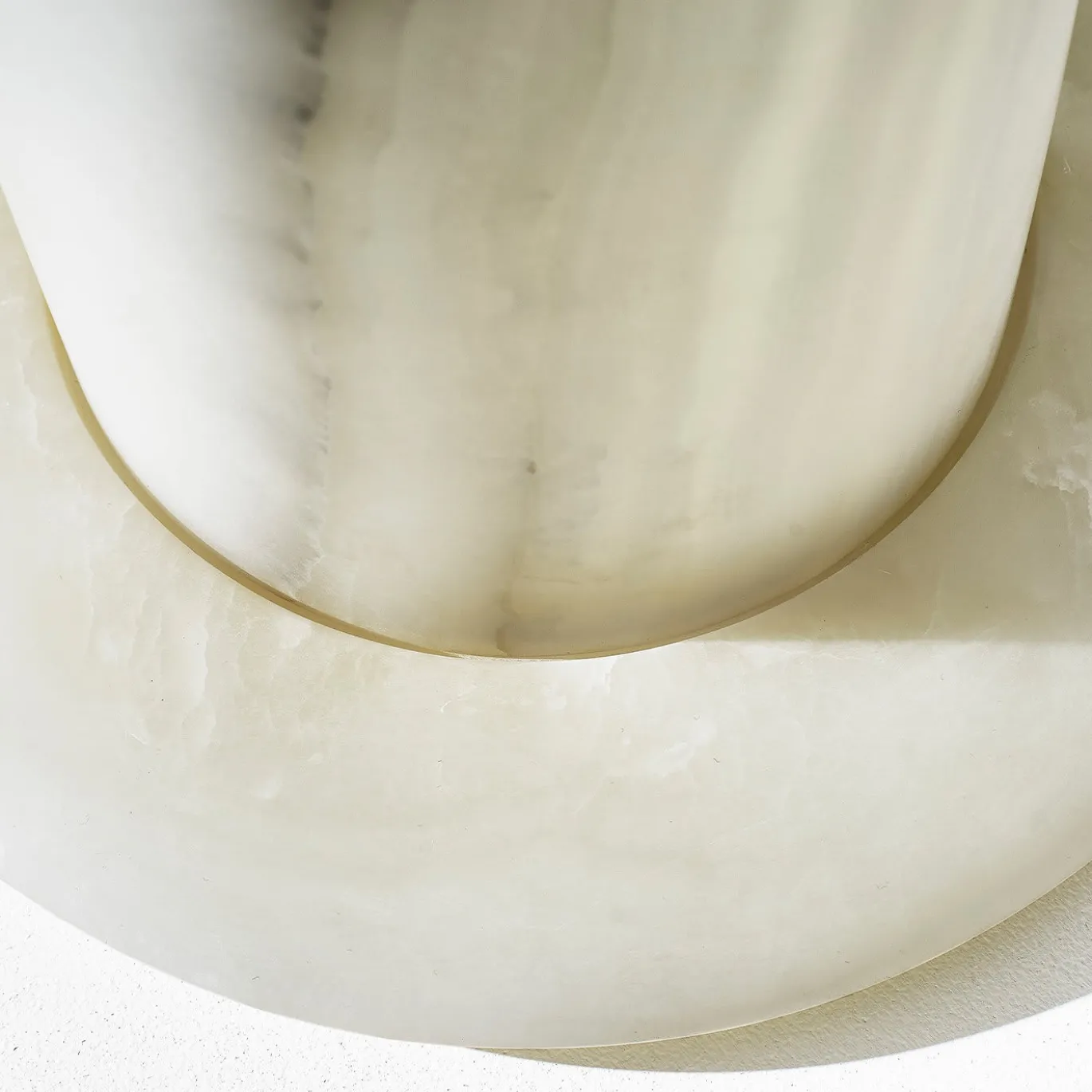 Vaso Papiro in onice bianco di Patricia Urquiola