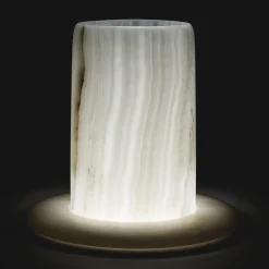 Vaso Papiro in onice bianco di Patricia Urquiola