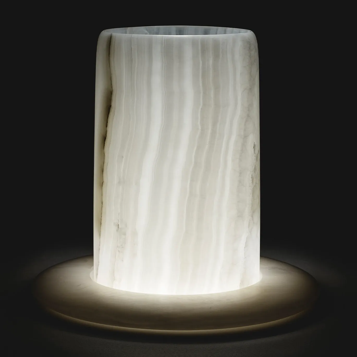 Vaso Papiro in onice bianco di Patricia Urquiola