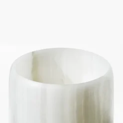 Vaso Papiro in onice bianco di Patricia Urquiola