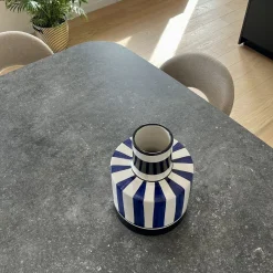 Vaso per bottiglie in ceramica a righe bianche e blu