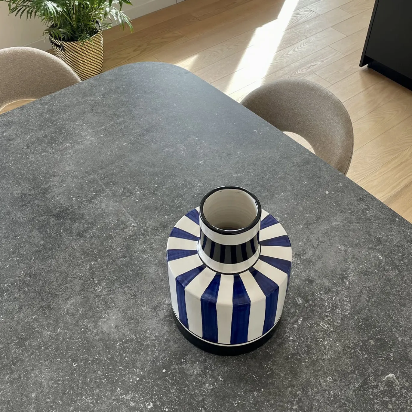 Vaso per bottiglie in ceramica a righe bianche e blu
