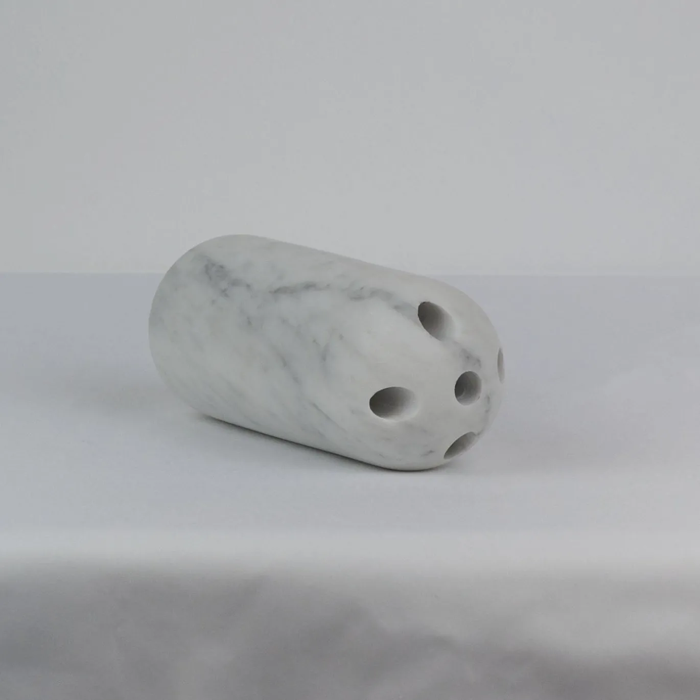 Vaso per fiori Capsule in marmo bianco satinato