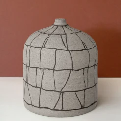 Vaso per fiori in gres grigio arenaria intarsiato
