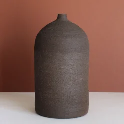 Vaso per fiori in gres nero carbone testurizzato