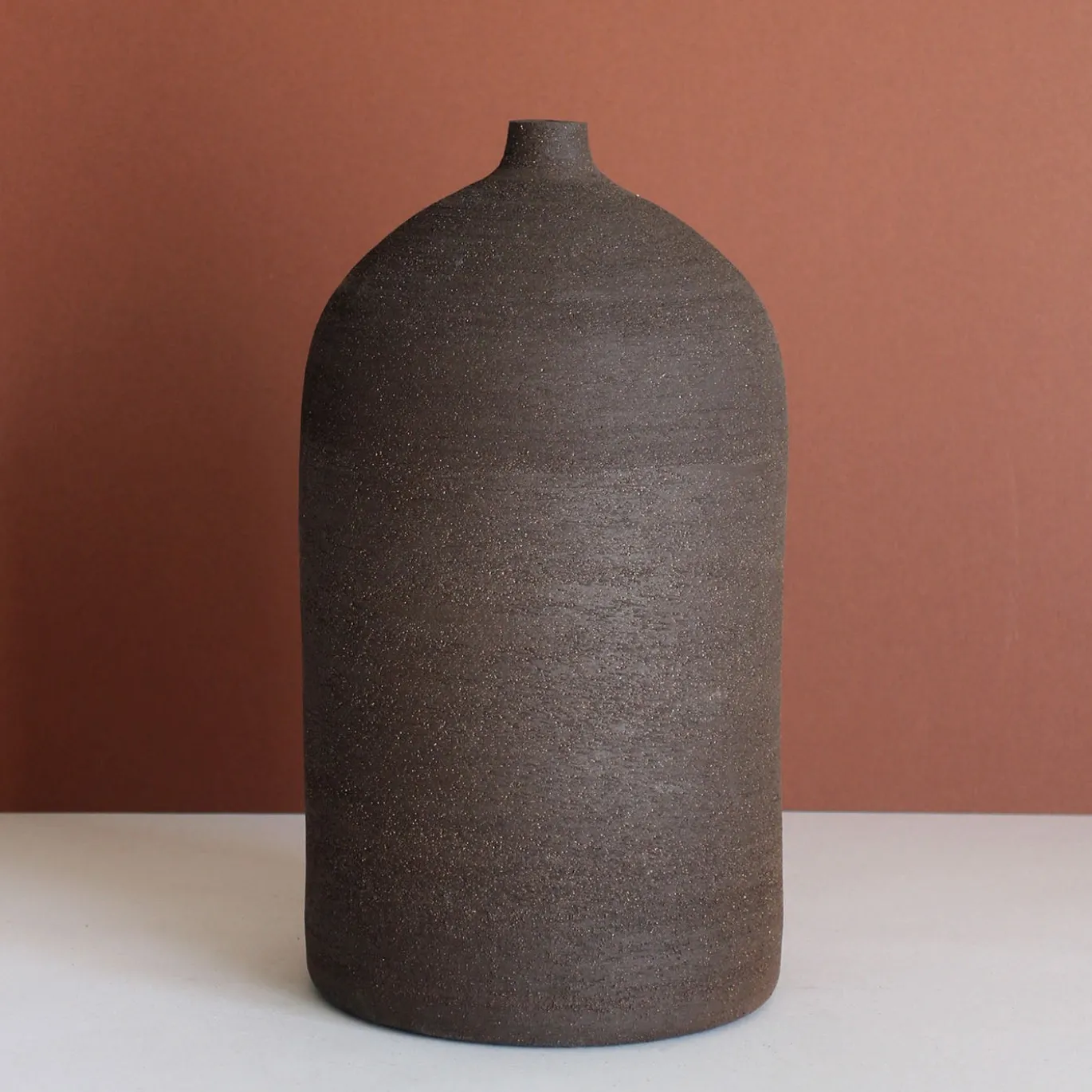 Vaso per fiori in gres nero carbone testurizzato