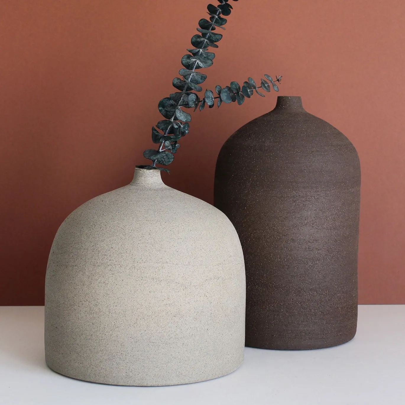 Vaso per fiori in gres nero carbone testurizzato