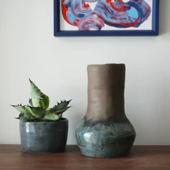 Vaso Pianosa in Argilla Marrone con Smalto Grigio
