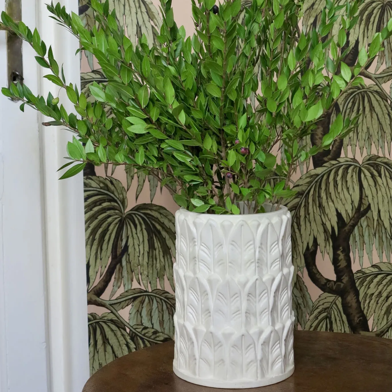 Vaso piccolo in gres bianco con motivo a foglie Anne