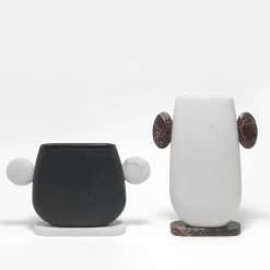 Vaso Pietro White Michelangelo/Red Levanto di Matteo Cibic