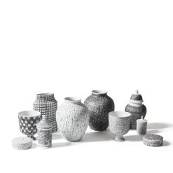 Vaso Post Scriptum in bianco e nero con coperchio di Formafantasma