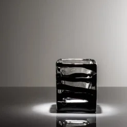 Vaso quadrato Black Belt di Peter Marino in vetro trasparente