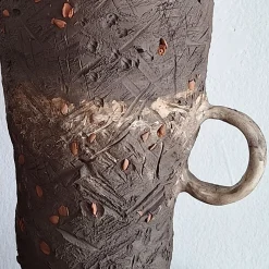 Vaso Raw in ceramica texturizzata marrone con manico