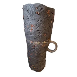 Vaso Raw in ceramica texturizzata marrone con manico