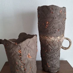 Vaso Raw in ceramica texturizzata marrone con manico