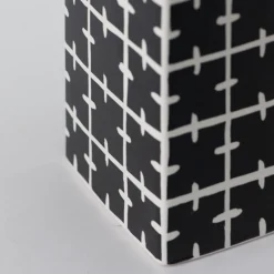 Vaso rettangolare bianco e nero