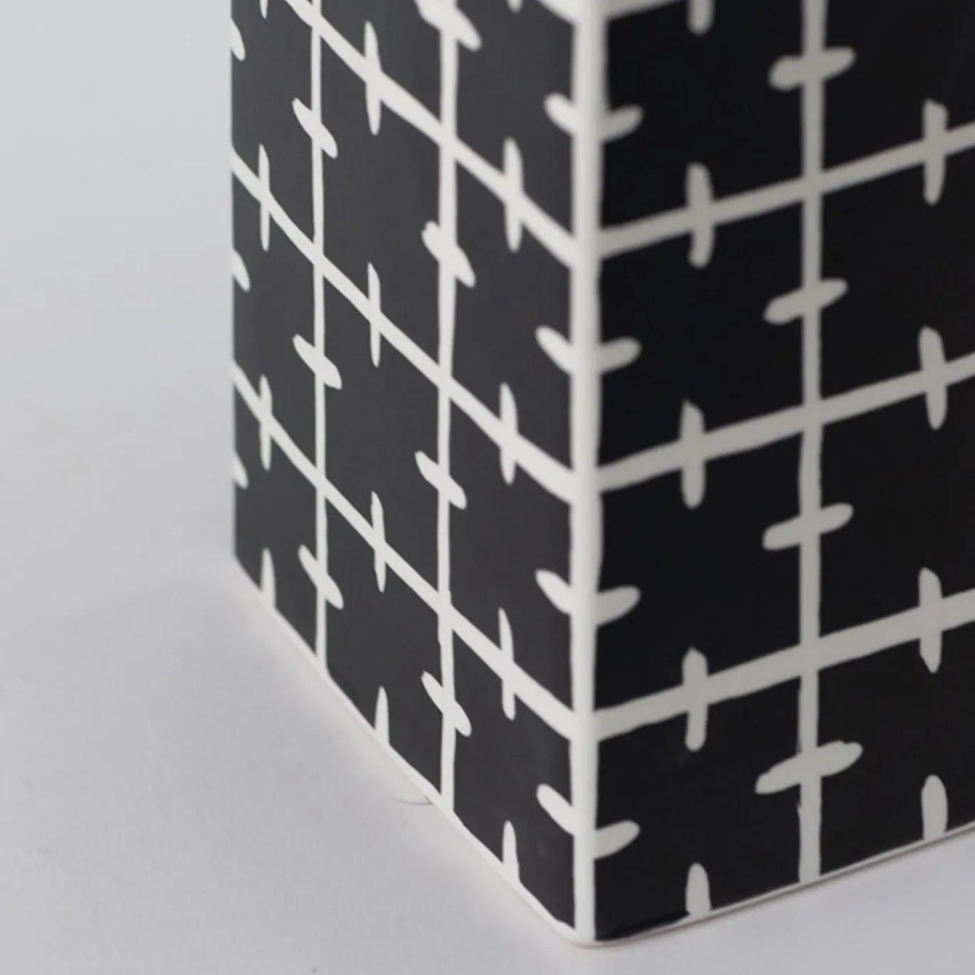 Vaso rettangolare bianco e nero