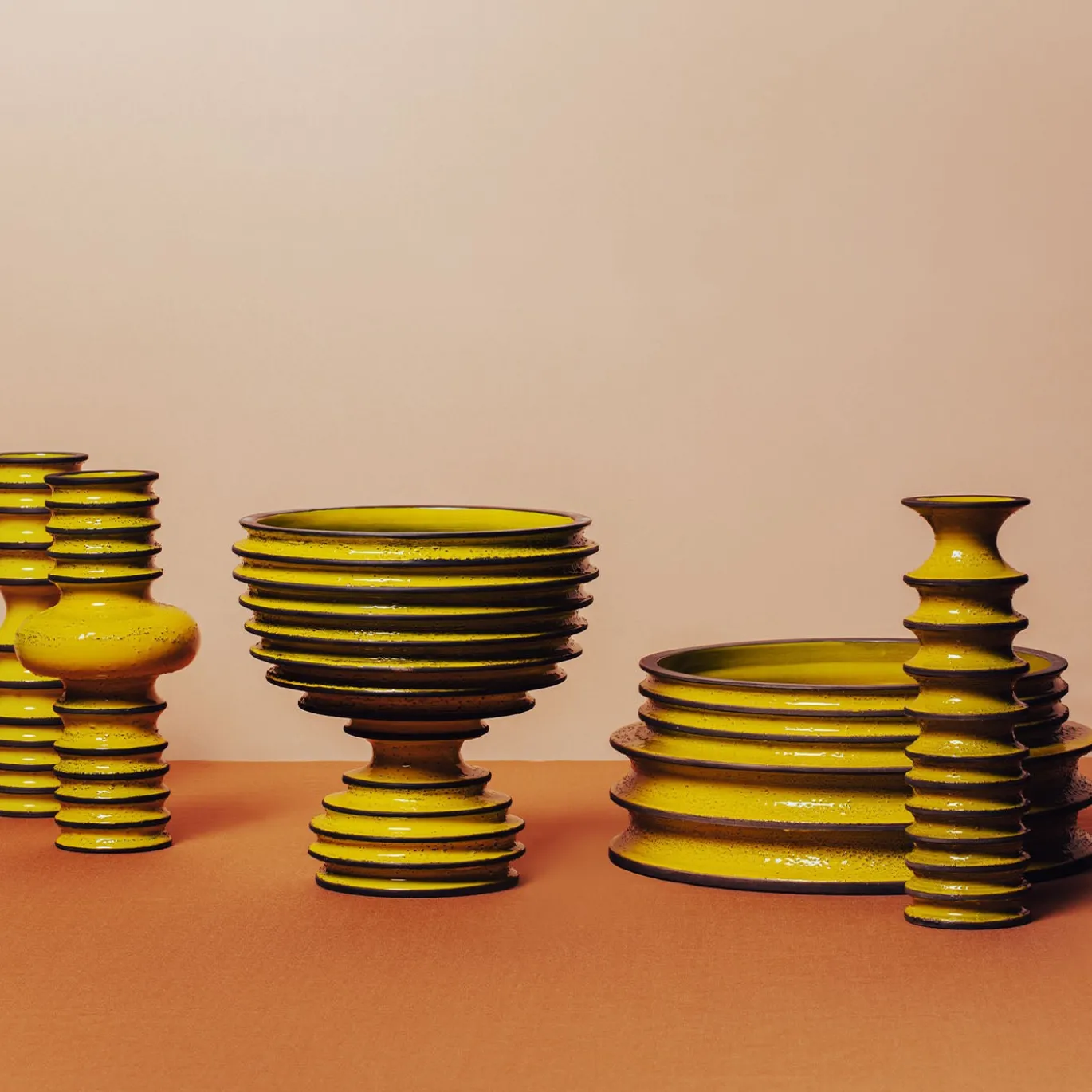 Vaso Revolver giallo e marrone di Christoph Radl