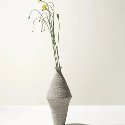 Vaso romboidale grigio chiaro Battuti di Andrea Anastasio