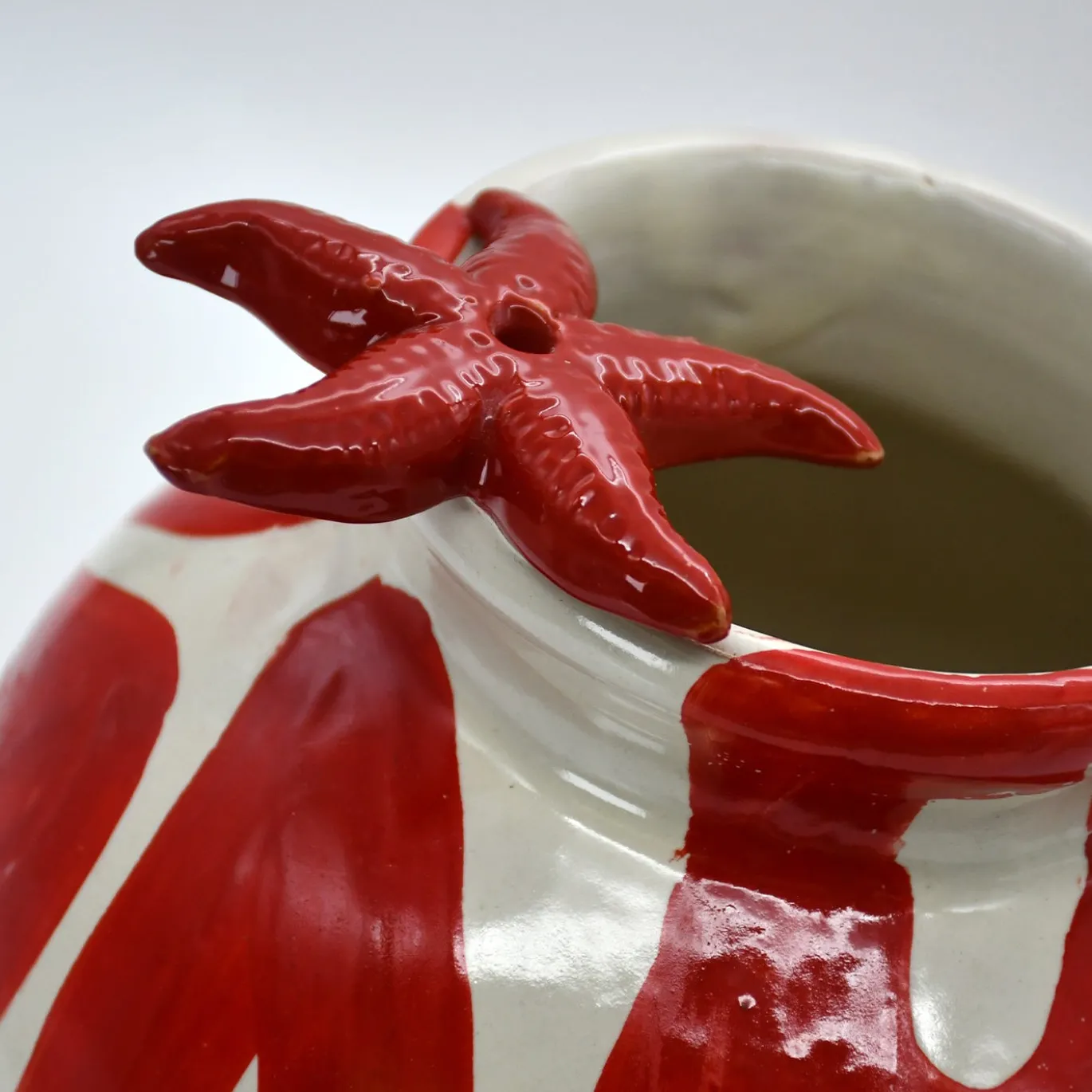 Vaso rotondo Mar Rosso in ceramica con motivo rosso