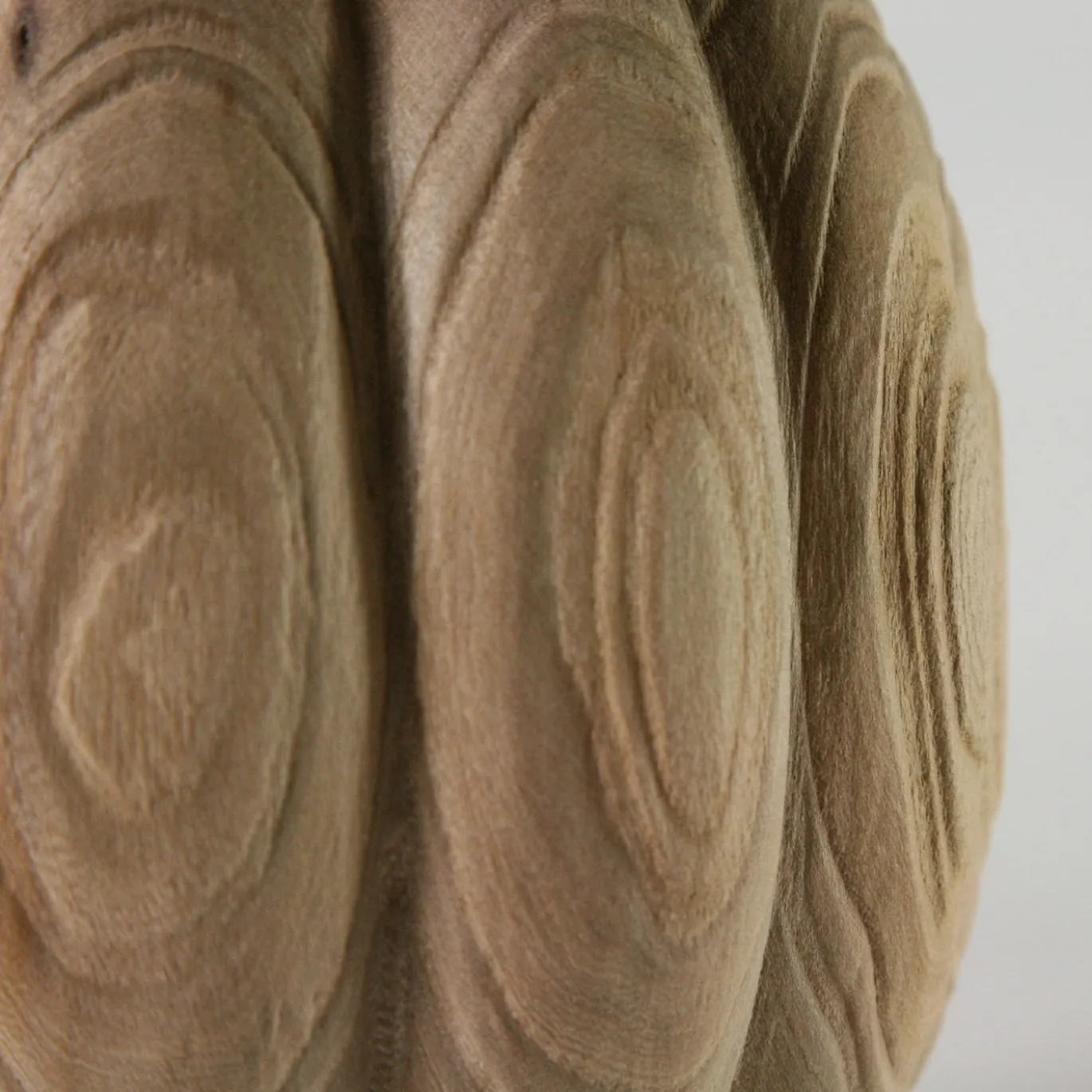 Vaso scultoreo alto in legno di olmo con scanalature a V