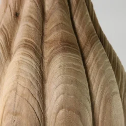 Vaso scultoreo alto in legno di olmo con scanalature a V