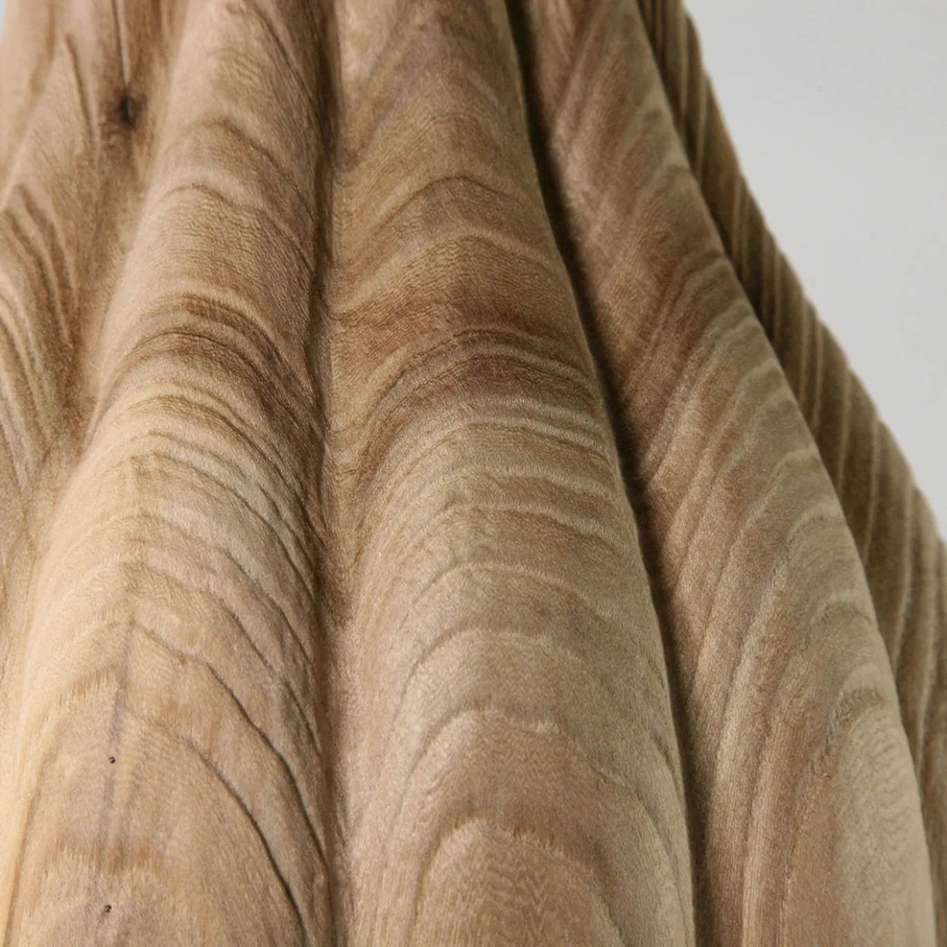 Vaso scultoreo alto in legno di olmo con scanalature a V