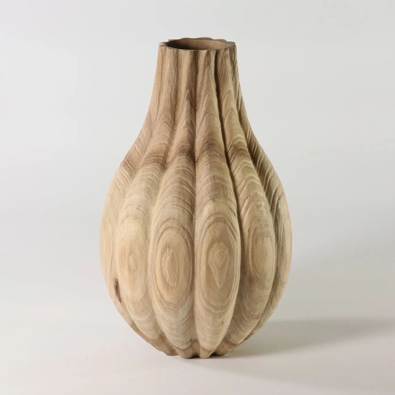 Vaso scultoreo alto in legno di olmo con scanalature a V
