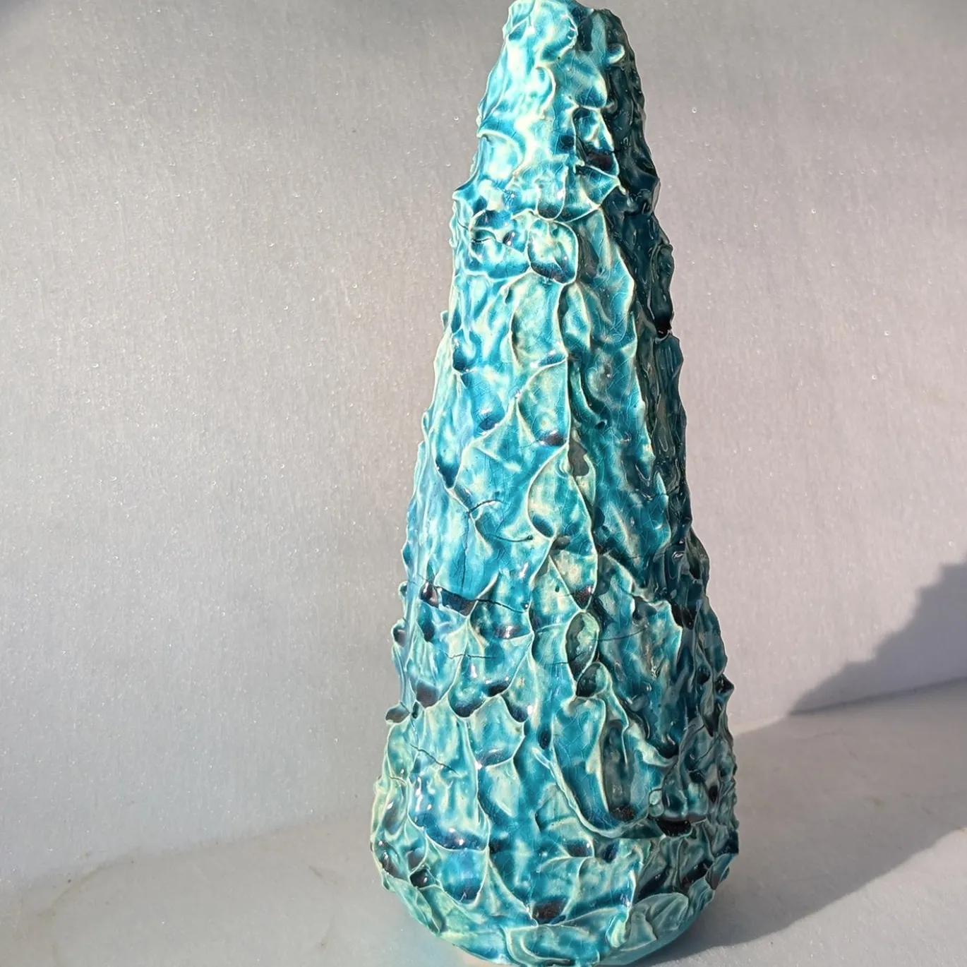 Vaso scultoreo Fractus in ceramica turchese e verde