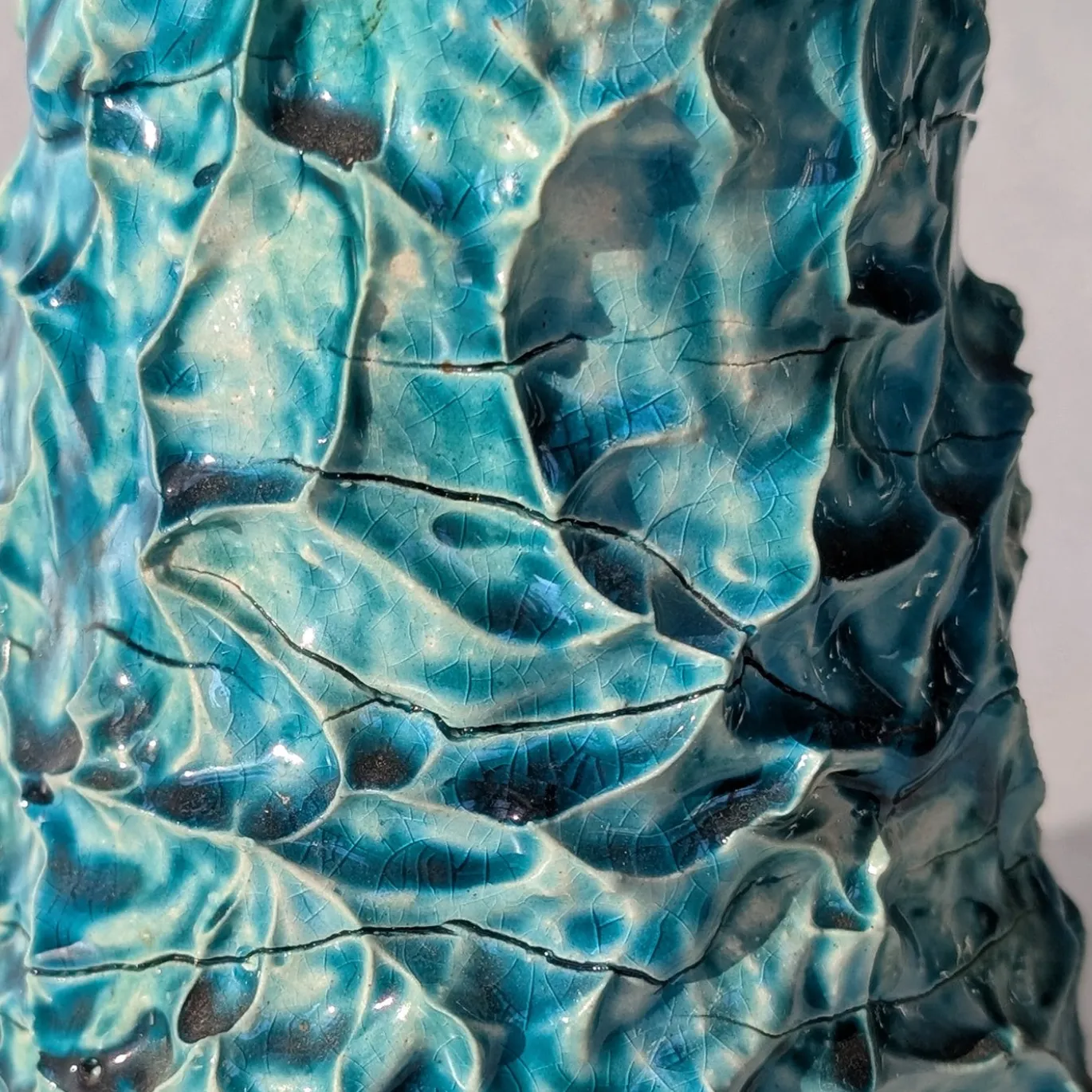 Vaso scultoreo Fractus in ceramica turchese e verde