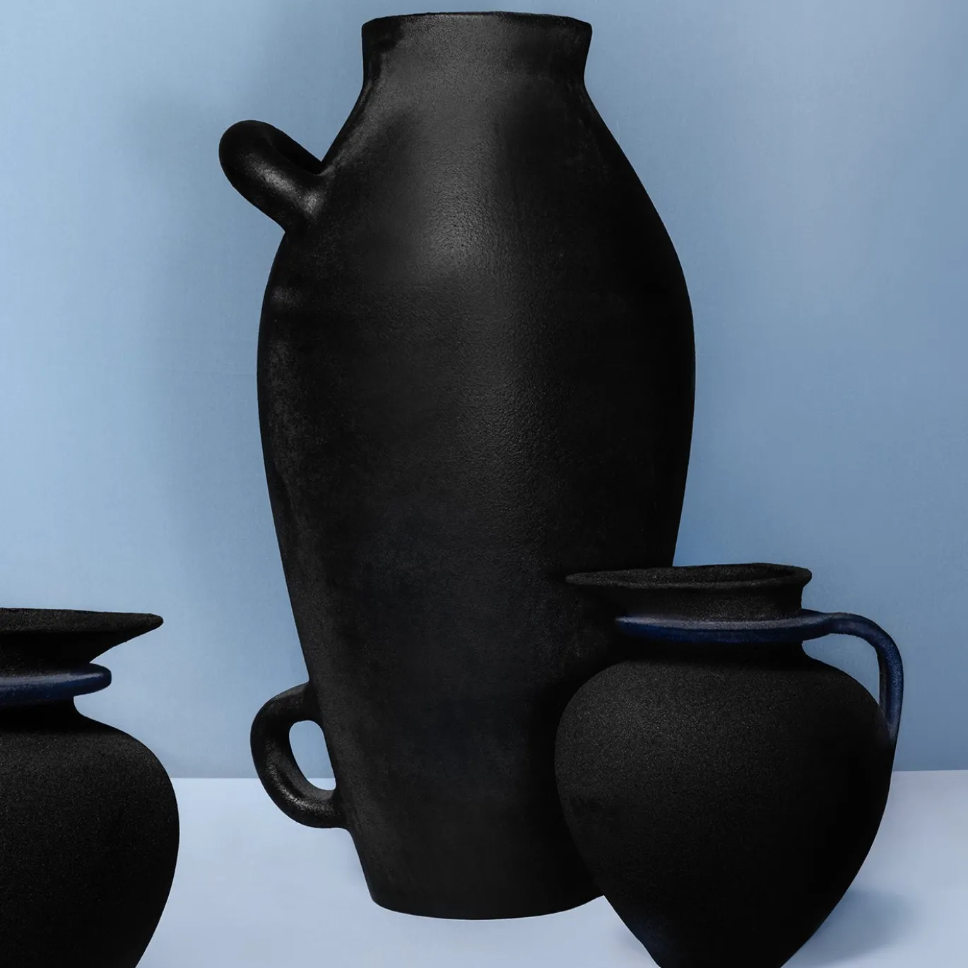 Vaso scultoreo in ceramica nera a manico singolo di Room Studio