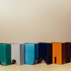 Vaso scultoreo in ceramica Onda N.6 color melanzana by Muller Van Severen