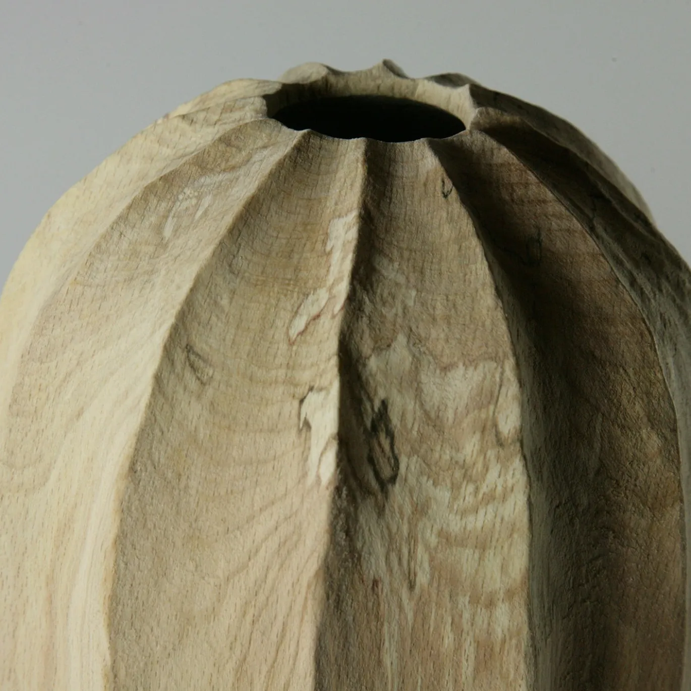 Vaso scultoreo in legno di faggio Fagus Sylvatica con scanalature verticali