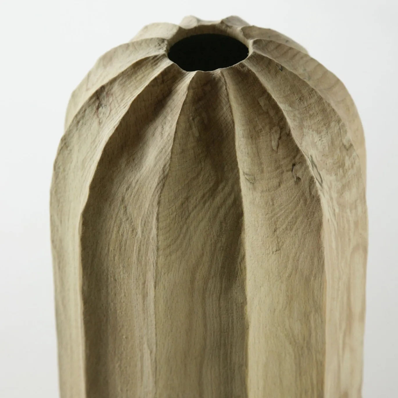 Vaso scultoreo in legno di faggio Fagus Sylvatica con scanalature verticali
