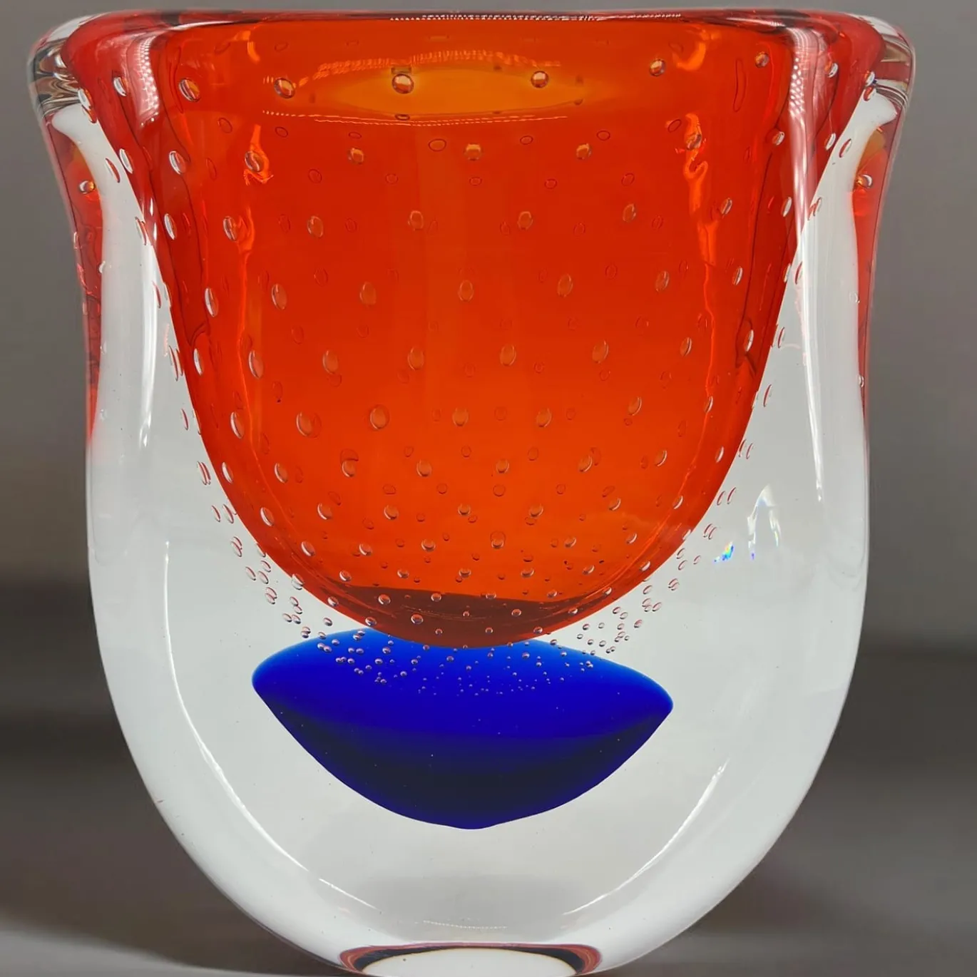 Vaso scultoreo in vetro di Murano rosso e blu Gran Sommerso