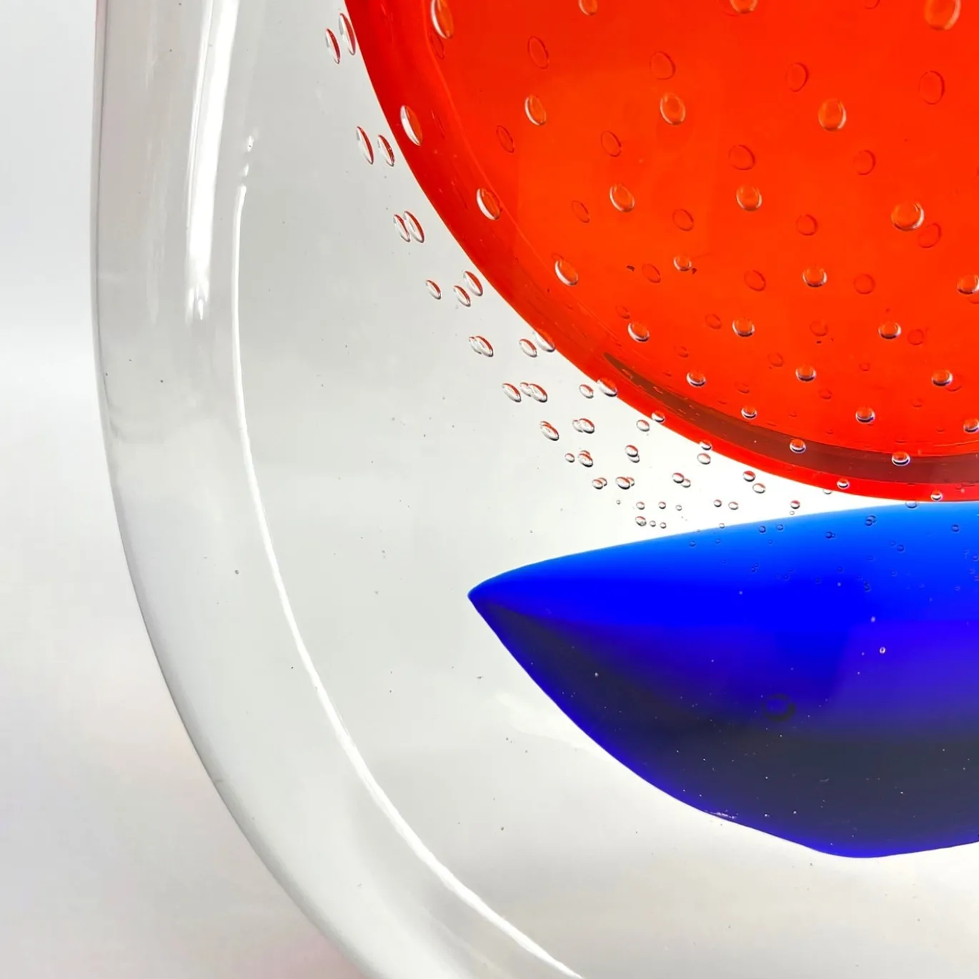 Vaso scultoreo in vetro di Murano rosso e blu Gran Sommerso