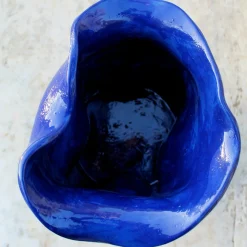 Vaso scultoreo Wave in ceramica smaltata blu cobalto