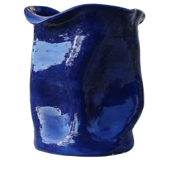 Vaso scultoreo Wave in ceramica smaltata blu cobalto