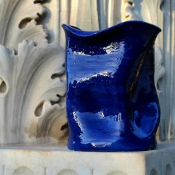Vaso scultoreo Wave in ceramica smaltata blu cobalto