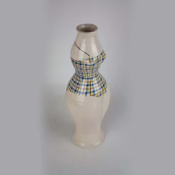 Vaso scultura con costume da bagno a scacchi in ceramica