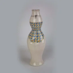 Vaso scultura con costume da bagno a scacchi in ceramica
