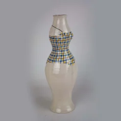 Vaso scultura con costume da bagno a scacchi in ceramica