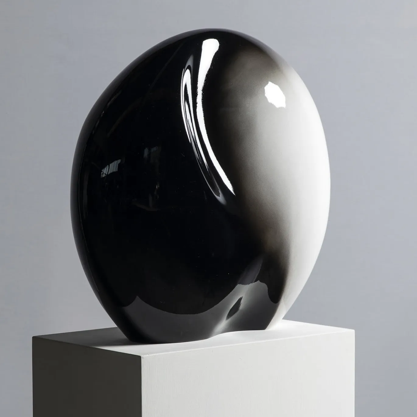 Vaso scultura Seme in bianco e nero