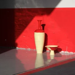Vaso Simbiosi Meccanica in ceramica rossa e giallo zabaione