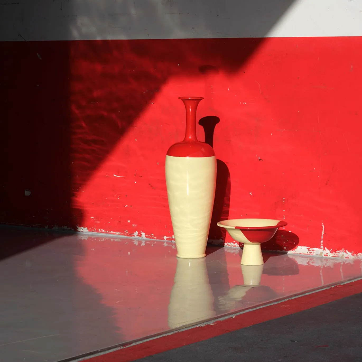 Vaso Simbiosi Meccanica in ceramica rossa e giallo zabaione
