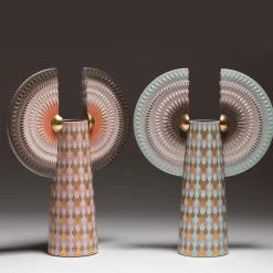 Vaso Solar Disc Bird with Wings in ceramica marrone e rosa di Sara Ricciardi