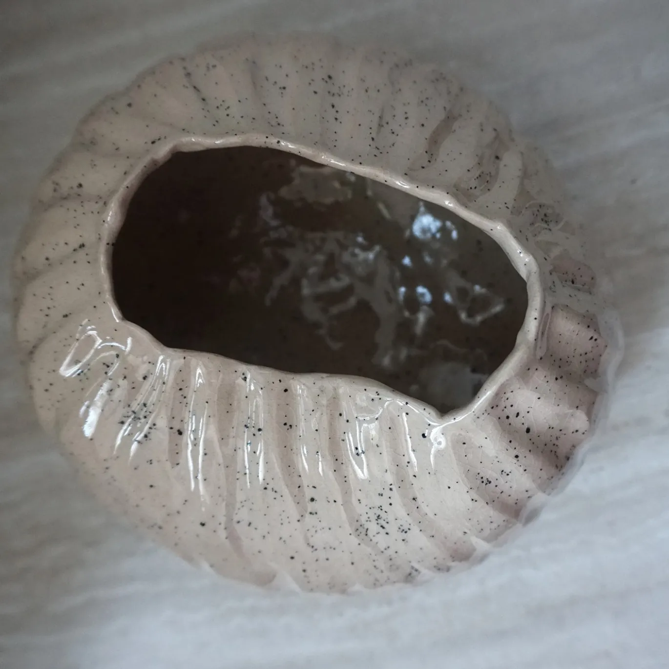 Vaso Spugna in ceramica smaltata color crema puntinata