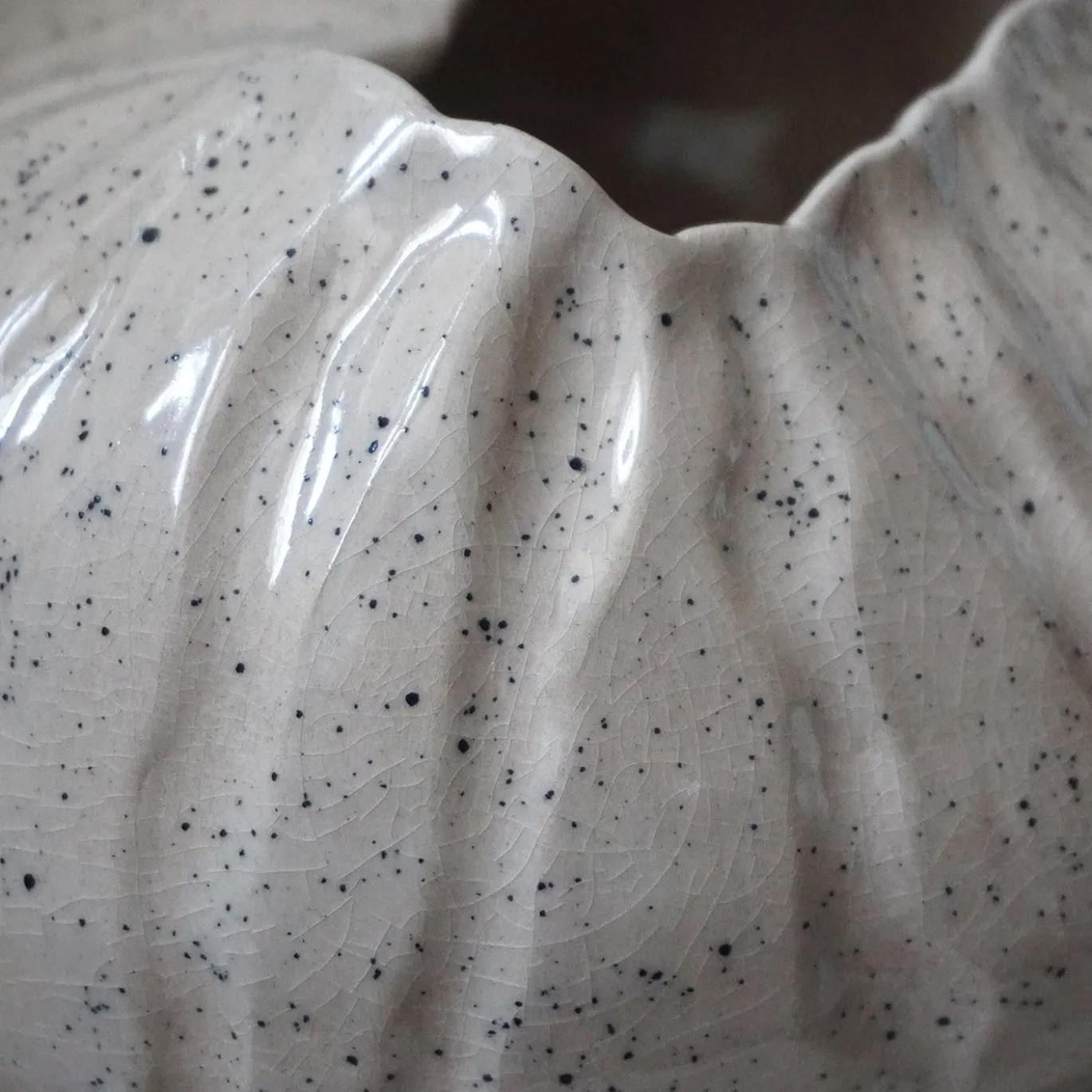 Vaso Spugna in ceramica smaltata color crema puntinata