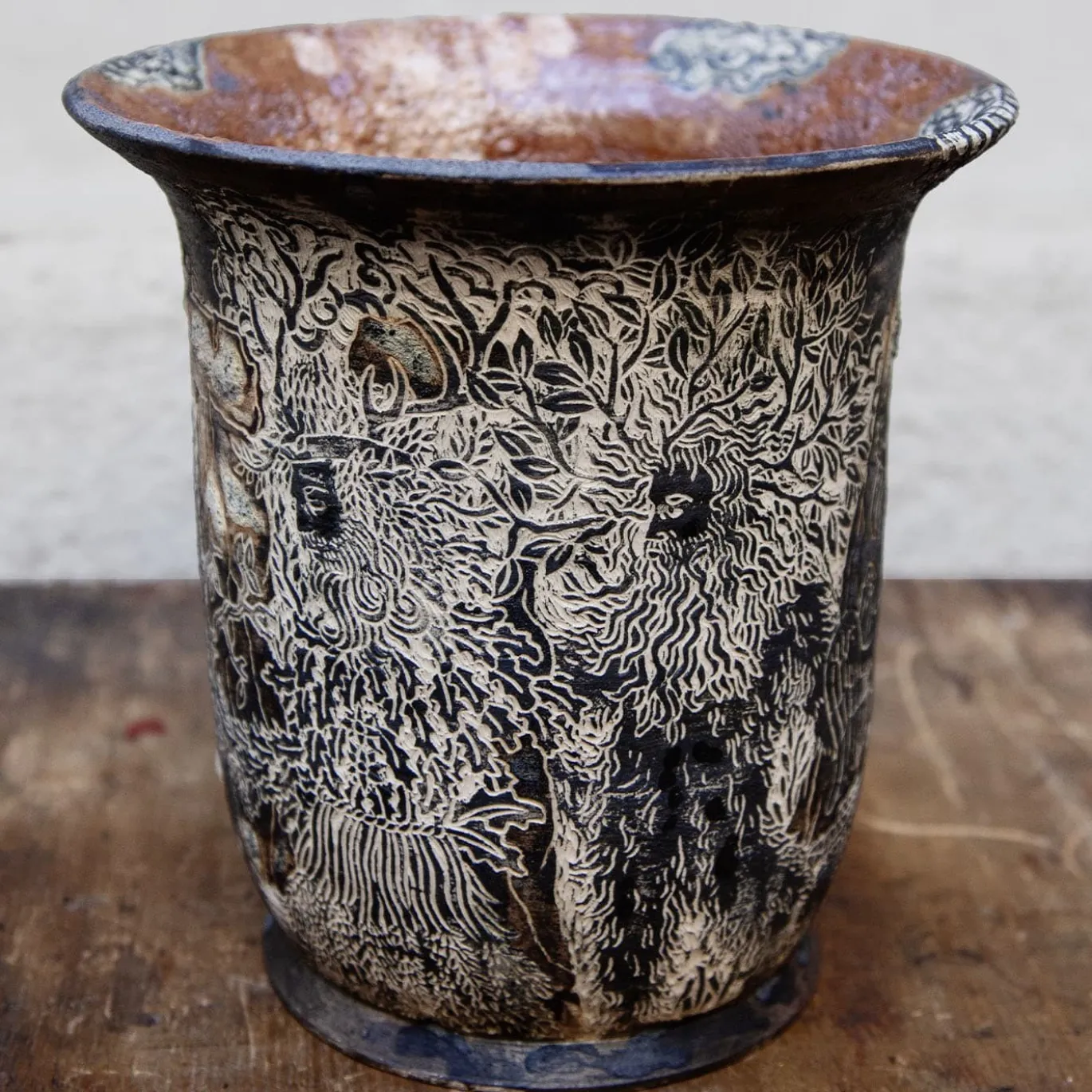 Vaso Stonehenge in gres nero e smalto lavico